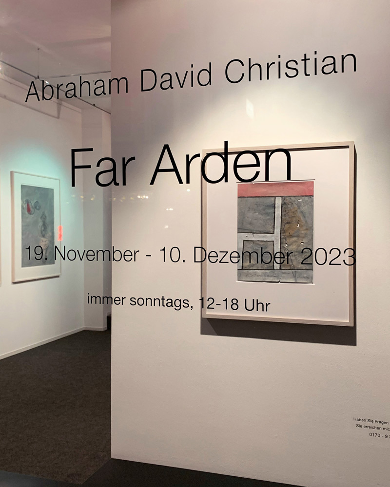 Blick durch das Schaufenster in die Ausstellung Far Arden von Abraham David Christian. 