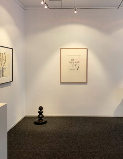 Raumansicht der Galerie Kirbach in Düsseldorf. Zu sehen sind Eisenskulpturen von Abraham David Christian. An der Wand hängen zwei Zeichnungen. Rechts auf der Rokkoko-Konsole steht eine japanische Keramik.