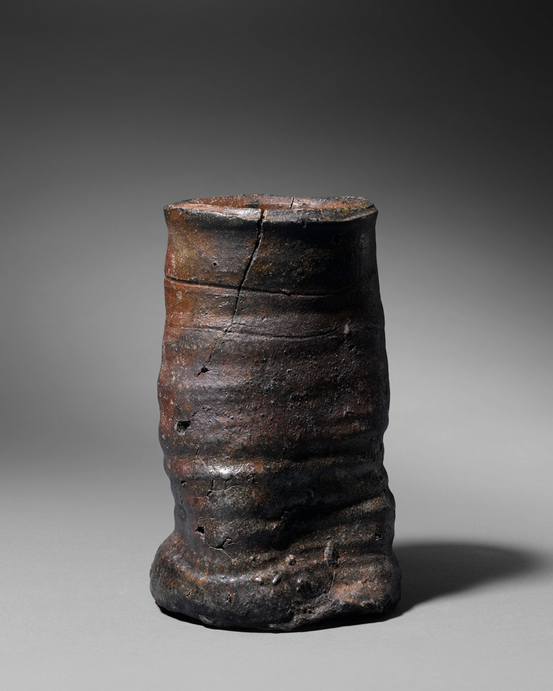 Eine Vase aus Bizen-Keramik aus der Momoyama-Zeit.