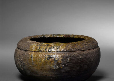 Ein Altwassergefäß kensui aus der Momoyama-Zeit aus der Bizen-Region in Japan.