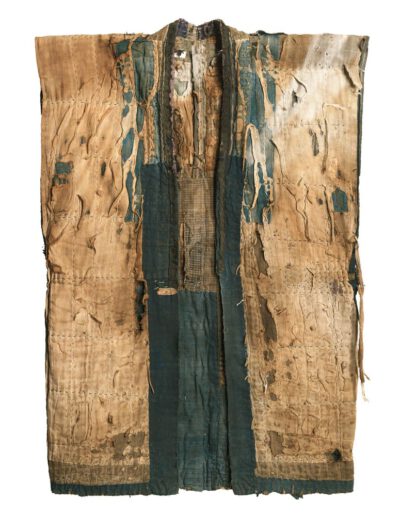 Ein alter zerschlissener japanischer Mantel Boro von vorne.