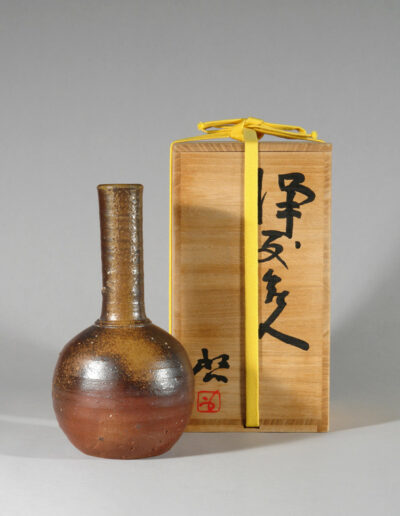 Eine schlichte Vase des japanischen Keramikers Fujiwara Kei.