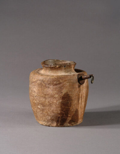 Eine frühe Hängevase aus Iga-Keramik .