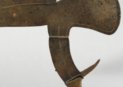 Detail eines traditionellen Wurfmessers des Kota-Volkes aus Gabun.