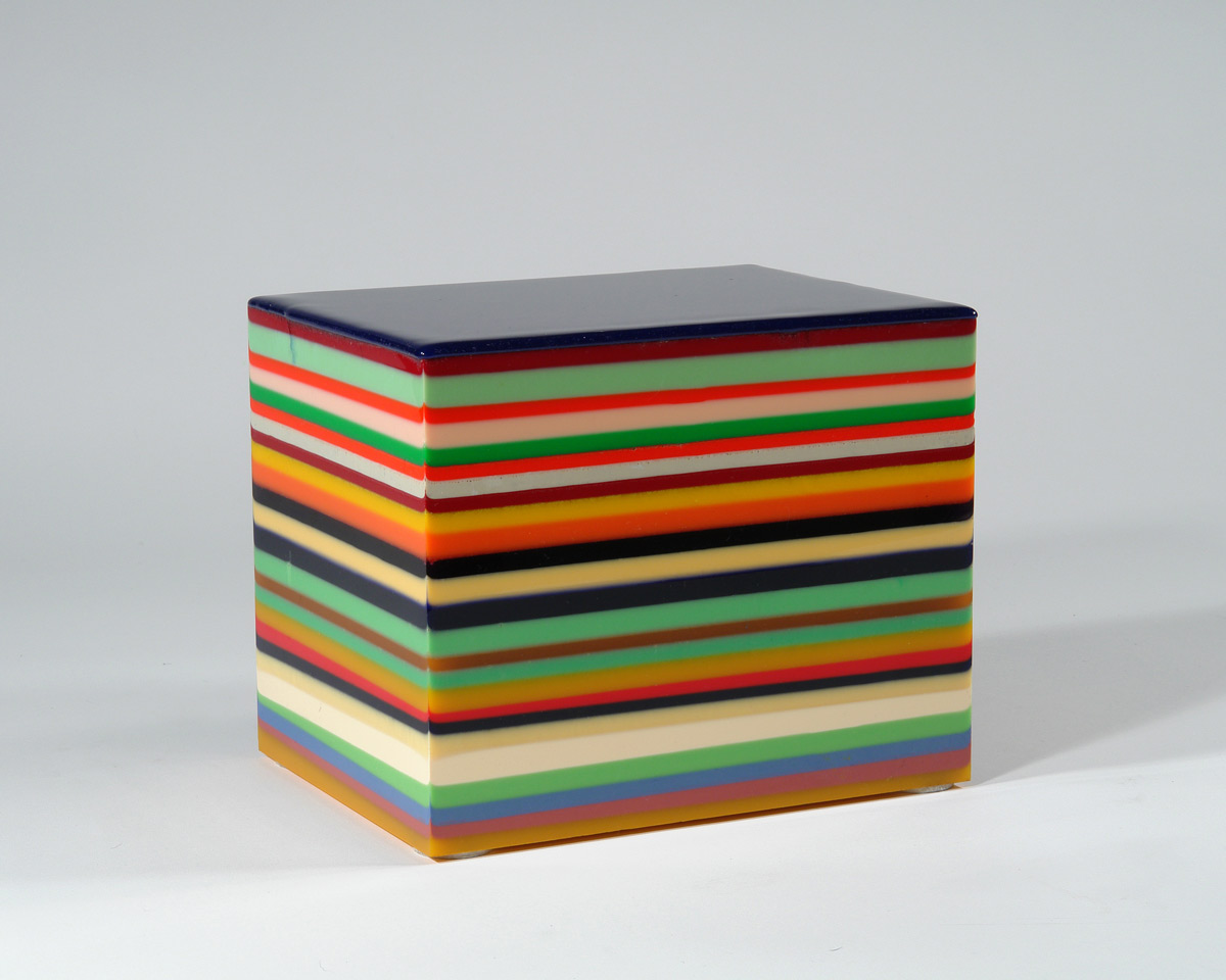 Objekt aus farblich geschichtetem Acryl von Markus Linnenbrink