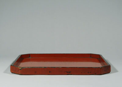 Ein japanisches Negoro-Lack Tablett von der Seite.
