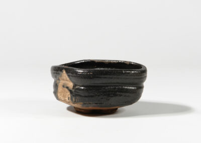 Eine japanische Teeschale chawan aus Oribe Keramik. Hier von hinten.