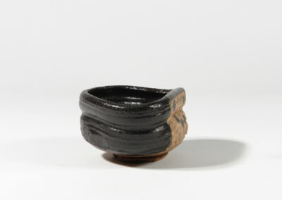 Eine japanische Teeschale chawan aus Oribe Keramik. Hier von der Seite.