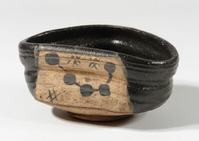 Eine japanische Teeschale chawan aus Oribe Keramik.