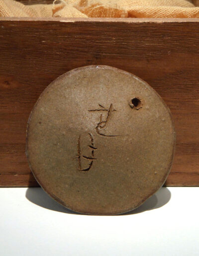 Deckel mit Unterschrift von einem kleinen Teekännchen kyusu aus Keramik der Künstlerin Otagaki Rengetsu.