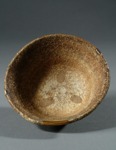 Eine japanische Teeschale, ein sogenannter chawan, aus der Shigaraki-Region. Hier ein Detail.