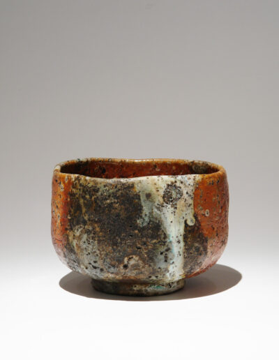 Eine japanische Teeschale aus Shigaraki Keramik.