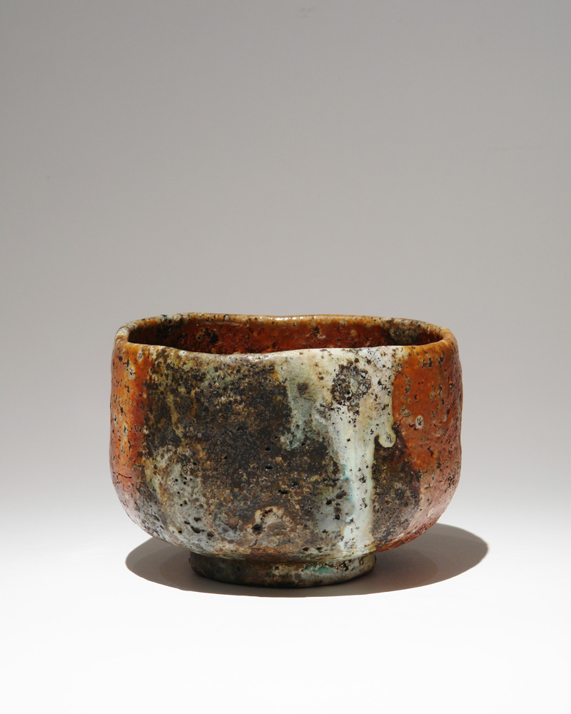 Eine japanische Teeschale aus Shigaraki Keramik.