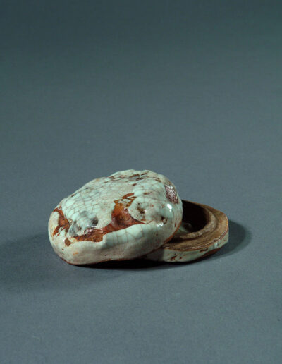 Ein kleines Döschen kogo aus Shigaraki Keramik, das in der Teezeremonie für Räucherwerk verwendet wurde.