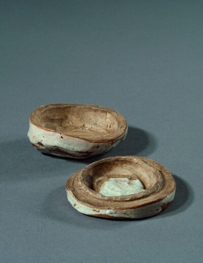 Ein kleines Döschen kogo aus Shigaraki Keramik, das in der Teezeremonie für Räucherwerk verwendet wurde. Hier mit geöffnetem Deckel.