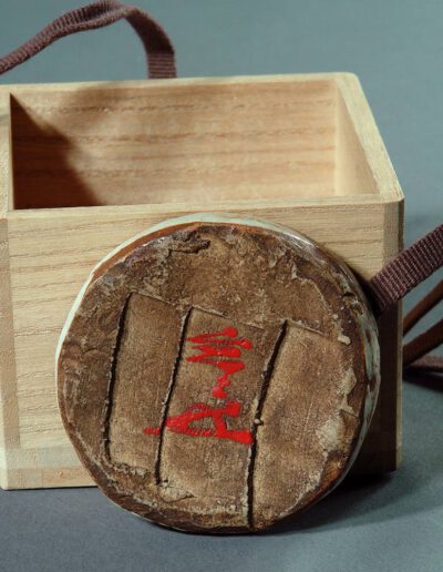Ein kleines Döschen kogo aus Shigaraki Keramik, das in der Teezeremonie für Räucherwerk verwendet wurde. Hier die kleine Dose von unten. Man sieht das Siegel kao eines Teemeisters.