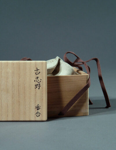 Die Holzdose für ein kleines Döschen kogo aus Shigaraki Keramik, das in der Teezeremonie für Räucherwerk verwendet wurde.