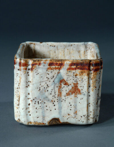 Ein kleines Gefäß mukozuke für die Teezeremonie aus Shino Keramik.