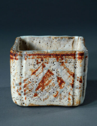 Ein kleines Gefäß mukozuke für die Teezeremonie aus Shino Keramik.