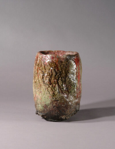 Eine japanische Vase aus der Momoyama-Zeit. Sie war ehemals ein Schmelztiegel für Silbermünzen.