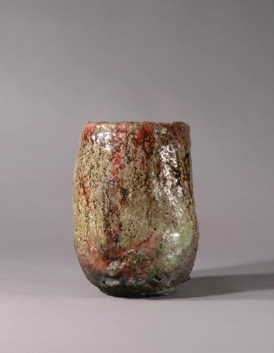 Eine japanische Vase aus der Momoyama-Zeit. Sie war ehemals ein Schmelztiegel für Silbermünzen.