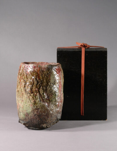 Eine japanische Vase aus der Momoyama-Zeit. Sie war ehemals ein Schmelztiegel für Silbermünzen. Hier mit ihrer Dose.