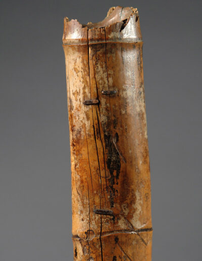 Eine, aus einem alten Stück Bambus gefertigte Vase. Hier ein Detail.