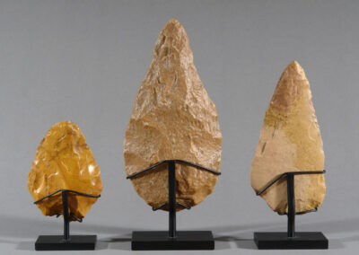Drei prähistorische Faustkeile aus der Altsteinzeit. Hier von hinten.
