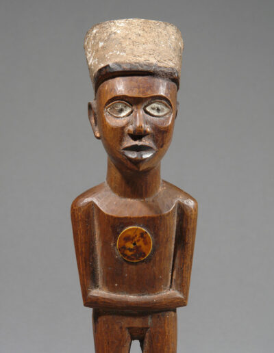 Eine Fetischfigur der Bakongo oder Vili. Hier ein Detail von vorne.