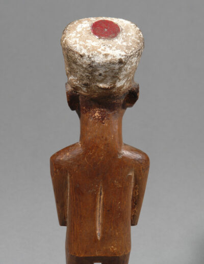 Eine Fetischfigur der Bakongo oder Vili. Hier ein Detail von hinten.