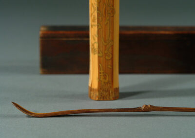 Ein Bambuslöffel für die Teezeremonie mit der dazugehörigen Dose. Hier ein Detail.