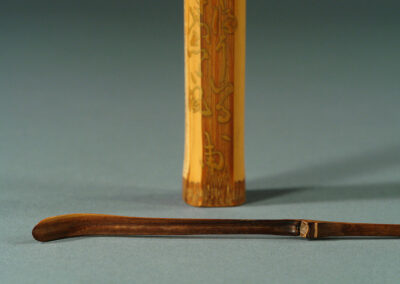 Ein Bambuslöffel für die Teezeremonie mit der dazugehörigen Dose. Hier ein Detail.