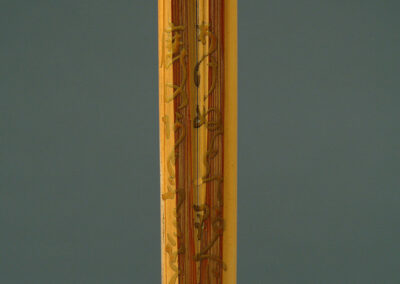 Ein Bambuslöffel für die Teezeremonie mit der dazugehörigen Dose. Hier ein Detail der dazugehörigen Bambusdose.