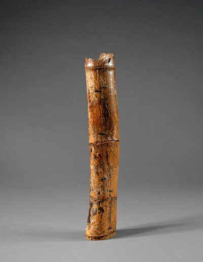 Eine, aus einem alten Stück Bambus gefertigte Vase.