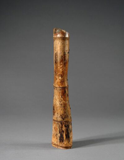 Eine, aus einem alten Stück Bambus gefertigte Vase.