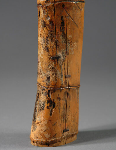 Eine, aus einem alten Stück Bambus gefertigte Vase. Hier ein Detail vom Fuß.