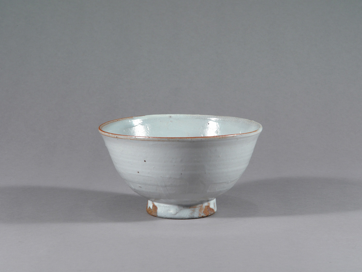 galerie-kirbach-barbara-kahlen-chawan-engobe-blaugrau-1-w Ein japanisches Negoro-Lack Tablett.