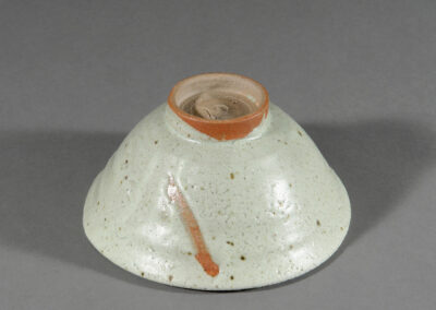 Eine Teeschale von Barbara Kahlen mit derber Eisenglasur. Hier ein Blick auf den Fuss der Schale.
