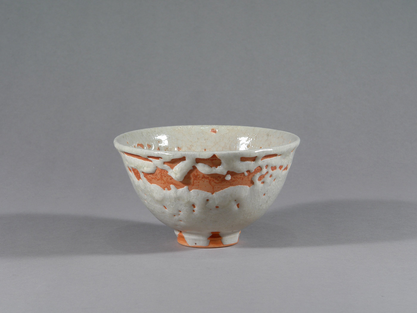 galerie-kirbach-barbara-kahlen-hagi-chawan-1-w Ein japanisches Negoro-Lack Tablett.