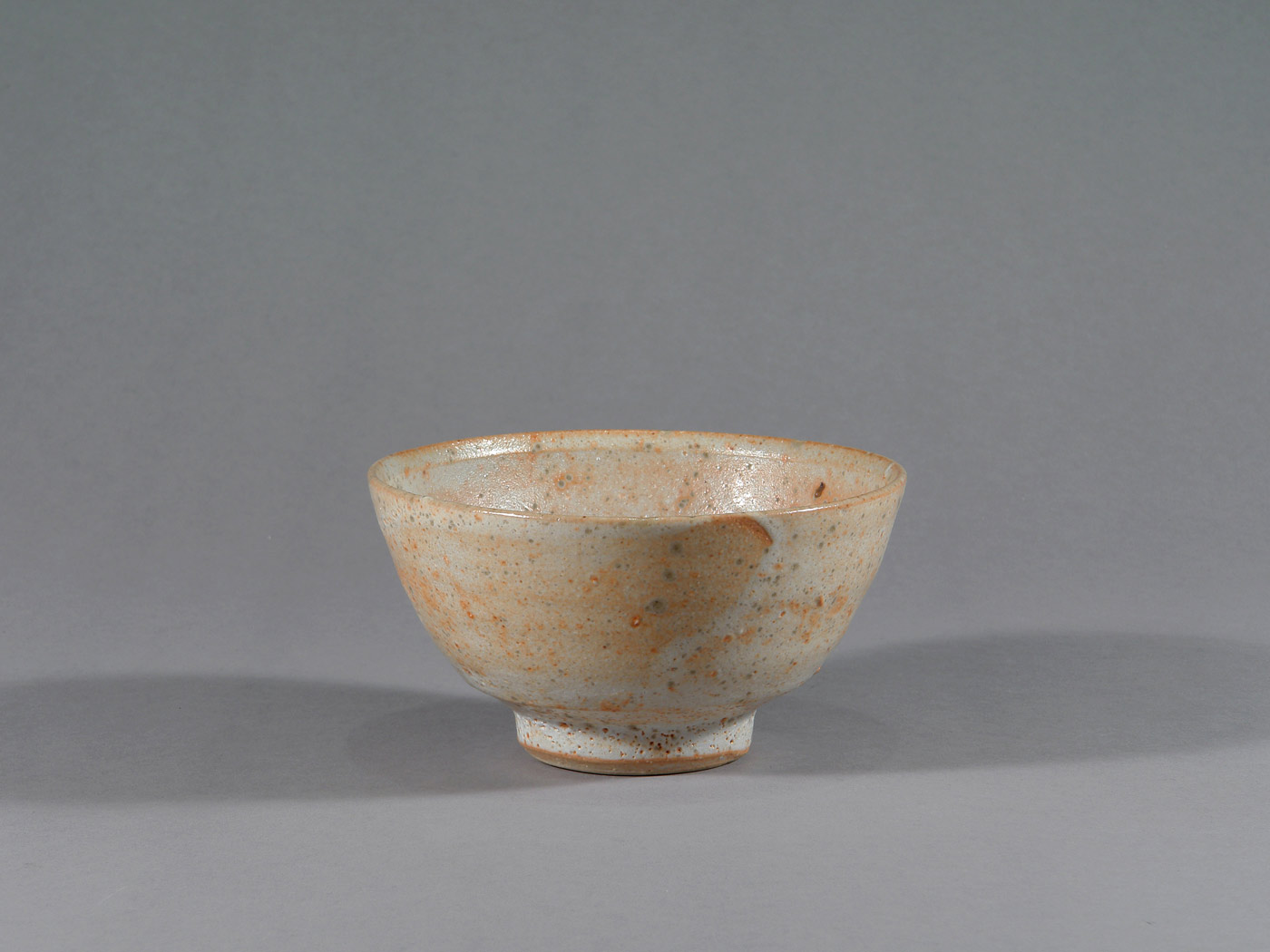 galerie-kirbach-barbara-kahlen-heller-shino-chawan-1-w Ein japanisches Negoro-Lack Tablett.