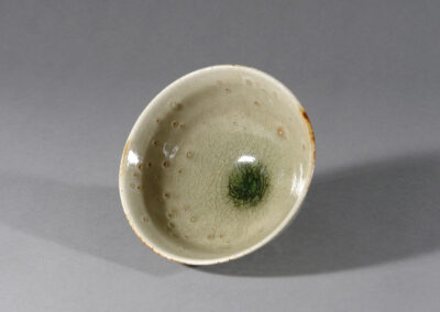 Eine Teeschale von Barbara Kahlen mit grün gesprenkelter Seladon-Glasur. Hier ein Blick in die Schale.