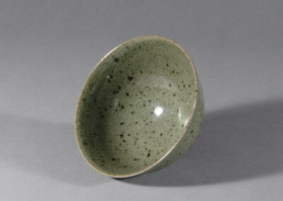 Eine Teeschale von Barbara Kahlen mit olivgrüner gesprenkelter Asche-Glasur. Hier ein Blick in die Schale.
