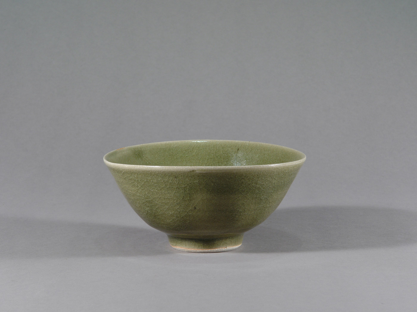 galerie-kirbach-barbara-kahlen-seladon-chawan-1-w Ein japanisches Negoro-Lack Tablett.