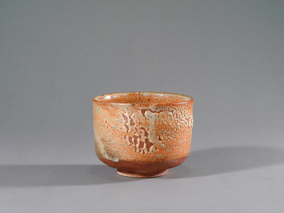 galerie-kirbach-barbara-kahlen-shino-teeschale-chawan-1-w Ein japanisches Negoro-Lack Tablett.