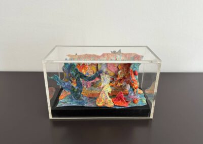 Ein kleines Collagenobjekt von Bernard Schultze in seinem originalen Plexiglaskasten. Hier von schräg oben.