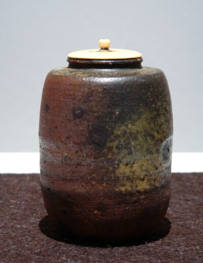 Eine Teedose chaire aus Bizen Keramik.
