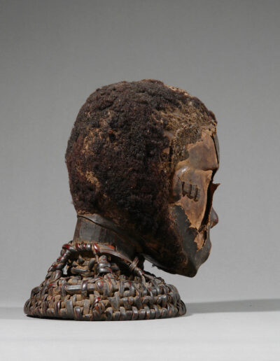 Ein Kopfaufsatz der Boki aus Nigeria. Hier von schräg hinten.