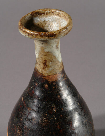Eine japanische Sakeflasche tokkuri aus chosen-karatsu-Keramik. Hier ein Detail von schräg oben.