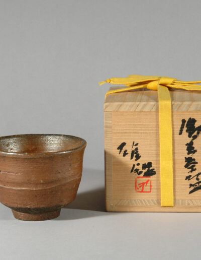 Eine Teeschale chawan von dem Lebenden Nationalschatz Fujiwara Kei. Hier mit der dazugehörigen beschrifteten Holzdose.