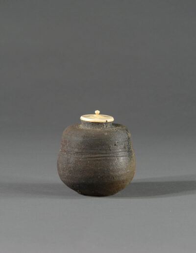 Eine Teedose chaire des Künstlers Fujiwara Ken aus Bizen-Keramik.